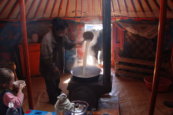Frun kokar mjlkte.